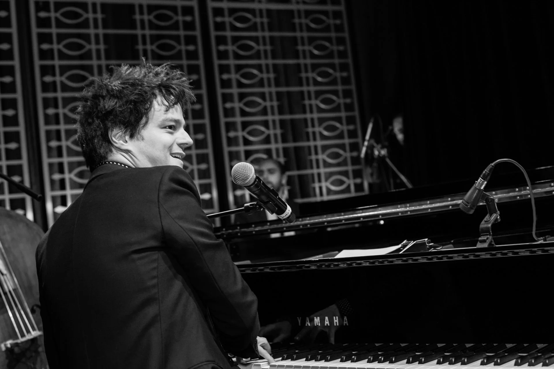 Jamie Cullum performing